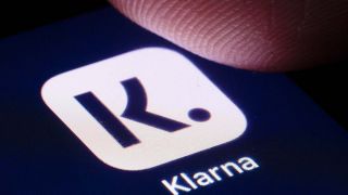 Klarna Logo auf einem Smartphone (Quelle: IMAGO / photothek)
