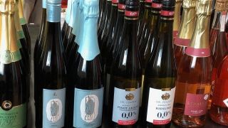 Alkoholfreier Wein und Sekt in einem Geschäft (Quelle: picture alliance/dpa/dpa-Zentralbild | Gregor Tholl)