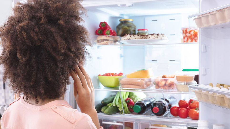 Frau schaut in einen gefüllten Kühlschrank (Quelle: IMAGO / Panthermedia)