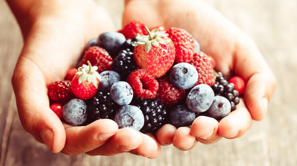 Eine Handvoll Beeren: Erdbeeren, Himbeeren, Blaubeeren. Quelle: COLOURBOX
