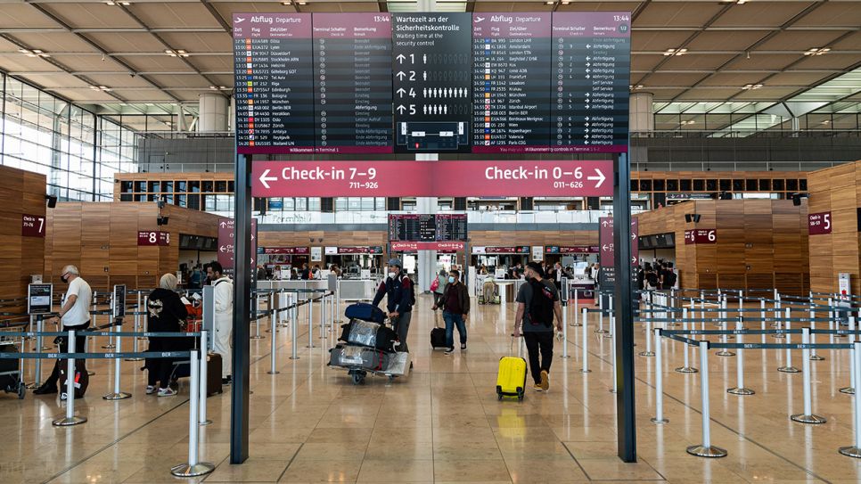 Terminal 1 im BER - was tun bei Verspätung oder Annulierung? (Quelle: IMAGO / Olaf Schuelke)