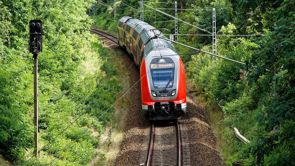 Mehr Züge, längere Züge: Die Bahn stockt auf (Quelle: IMAGO / Jürgen Heinrich)