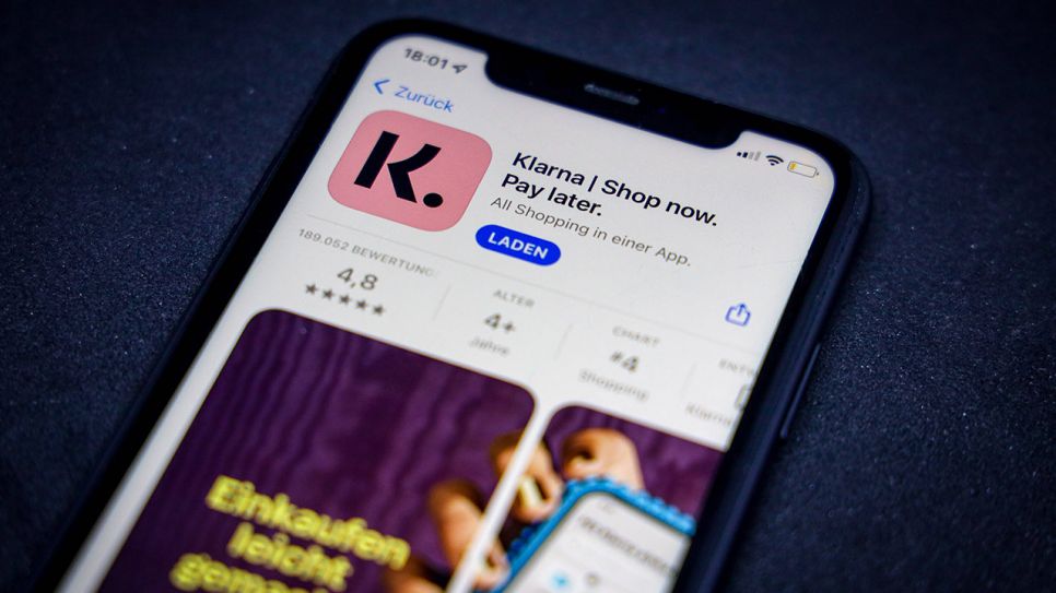 Klarna-App wirbt mit "Shop now, pay later" (Quelle: IMAGO / Rüdiger Wölk)