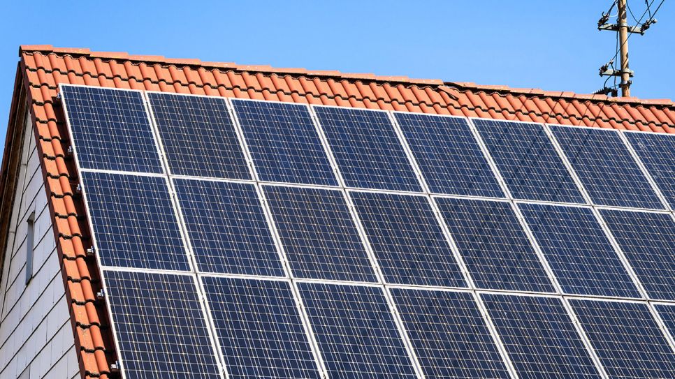 Auf immer mehr deutschen Dächern gibt es Solaranlagen (Quelle: IMAGO / Bihlmayerfotografie)