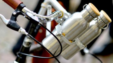 Wasserflaschen aus Metall an einem Fahrrad (Quelle: picture alliance / Hauke-Christian Dittrich | Hauke-Christian Dittrich)