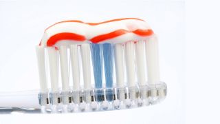 Zahnpasta auf einer Zahnbürste - Stiftung Warentest hat 31 verschiedene Zahnpasten getestet (Quelle: IMAGO / Jochen Tack)