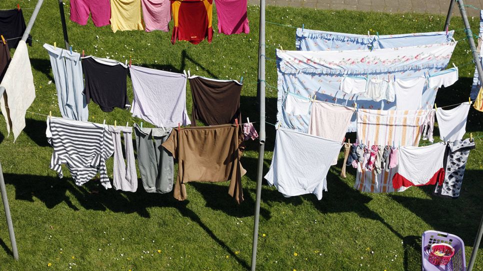 Wäsche trocknet auf einer Leine (Quelle: IMAGO / Jochen Tack)