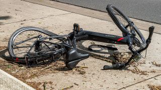 Pedelec (E-Bike) nach einem Unfall (Quelle: IMAGO / Fotostand)