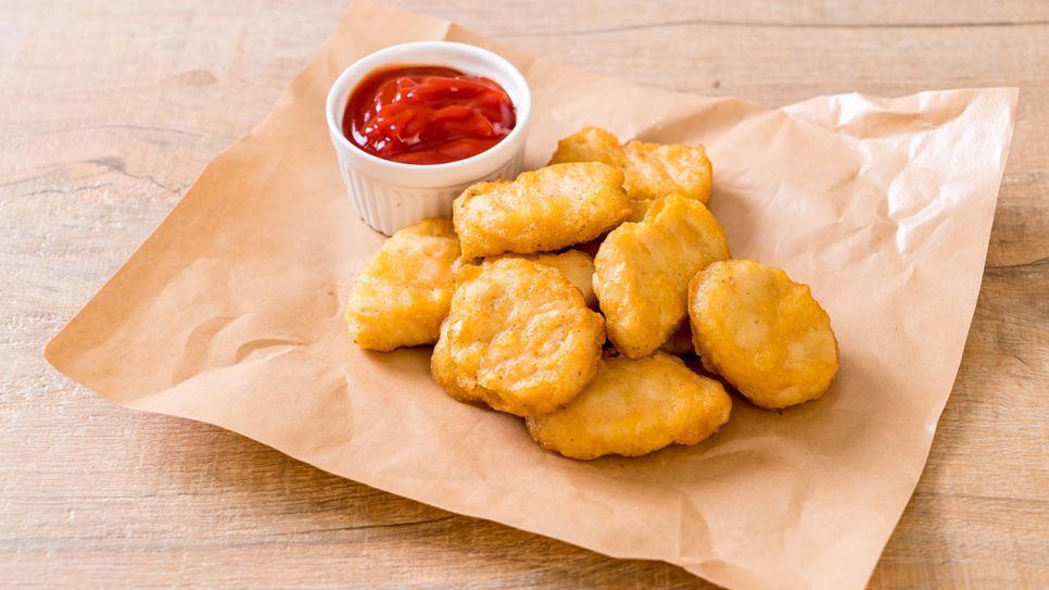 Chicken Nuggets mit Ketchup - doch was steckt drin? (Quelle: IMAGO / agefotostock)