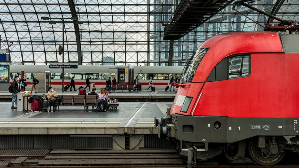 Die Deutsche Bahn hat den Winterfahrplan vorgestellt. Zu sehen: Hauptbahnhof Berlin (Quelle: IMAGO / CHROMORANGE)