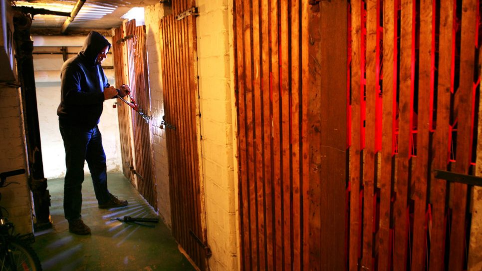 Mann bricht in Keller ein (Quelle: IMAGO / Jochen Tack)