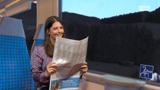 Janna sitzt im Zug und liest Zeitung (Quelle: rbb)