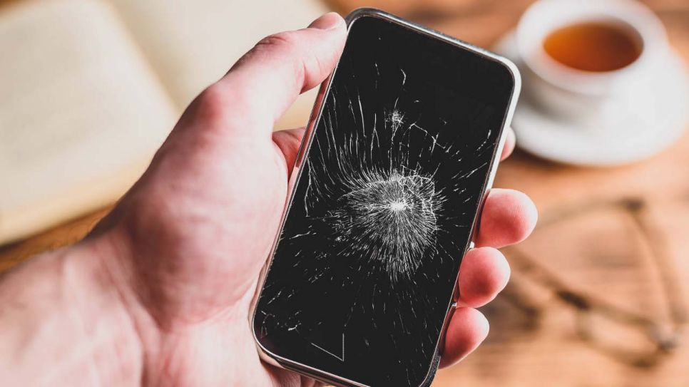 Wie gut sind Handyversicherungen bei kaputten Smartphones? (Quelle: IMAGO / YAY Images)