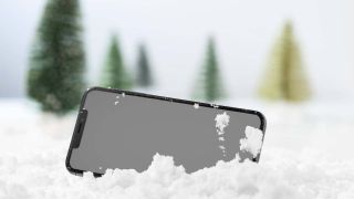Ein Smartphone liegt im Schnee - Akkus überstehen Kälte oft nicht. (Quelle: IMAGO / imagebroker)