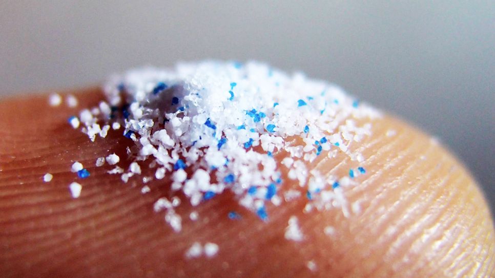 Mikroplastik auf einer Fingerspitze (Quelle: IMAGO / JOKER)
