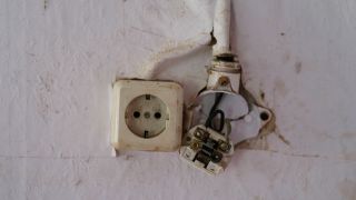 Sehr alte Elektro-Leitungen (Quelle: imago images / serienlicht)