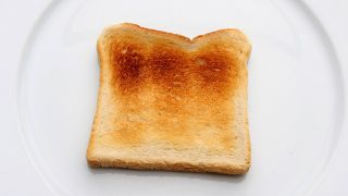 Eine getoastete Scheibe Toast (Quelle: IMAGO / blickwinkel)