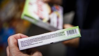Eine Lebensmittelpackung mit der Liste der Inhaltsstoffe (Quelle: imago images / Lars Berg)