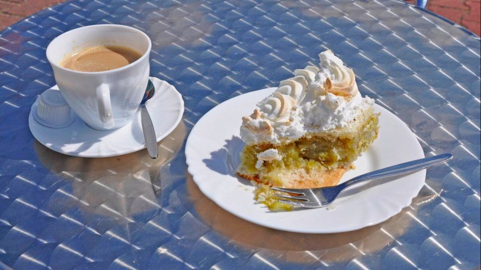 Kaffee und Kuchen unter freiem Himmel (Quelle: imago images /blickwinkel)