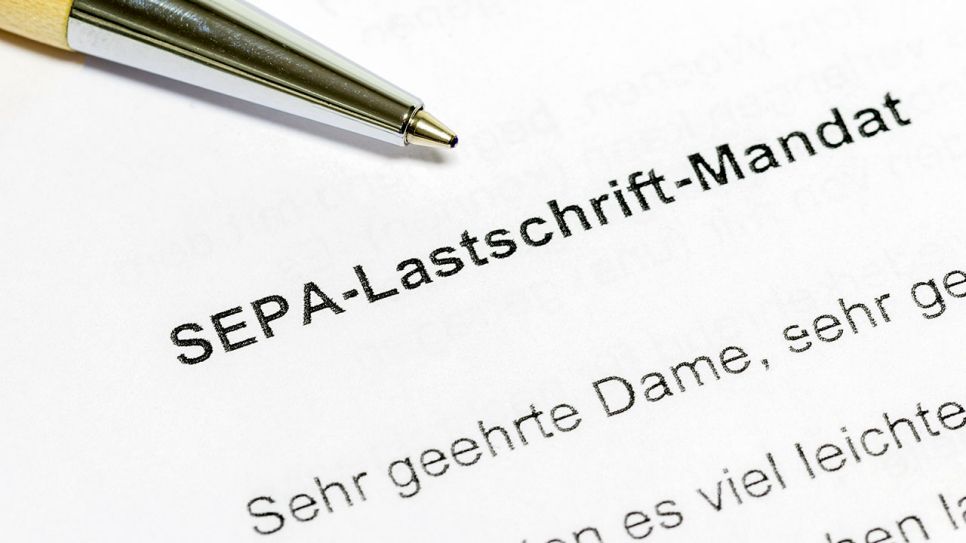 Ein Anschreiben für ein Sepa-Lastschrifts-Mandat auf dem ein Kugelschreiber liegt (Quelle: IMAGO / imagebroker)