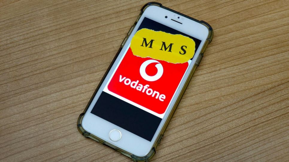 Ein Handy mit Vodafone-Logo und dem Kürzel "MMS" auf dem Display (Quelle: imago images / Steinach)