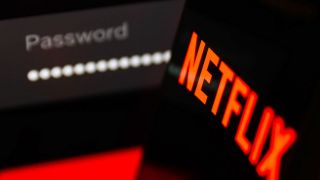 Ein Netflix-Logo auf dem Display (Quelle: imago images / NurPhoto)