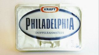 Eine Packung von Philadelphia Frischkäse, als dieser auch in Deutschland noch unter dem Unternehmen KRAFT verkauft wurde(Quelle: IMAGO / Lem)