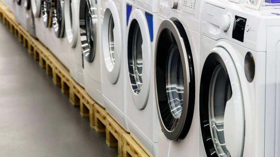 Viele Waschmaschinen nebeneinander (Quelle: imago images / YAY Images)