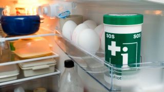 Ein Medikament im Kühlschrank (Quelle: imago images / Friedrich Stark)