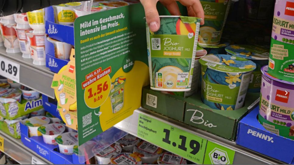 Die wahren Umweltkosten werde an einem Joghurt in einem Penny-Discounter ausgepreist (Quelle: PENNY Markt GmbH)