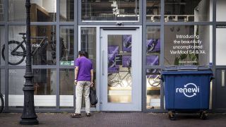 Ein Mann steht vor dem geschlossenen Hauptsitz des pleite gegangenen niederländischen E-Bike-Herstellers VanMoof in Amsterdam (Quelle: IMAGO / ANP)