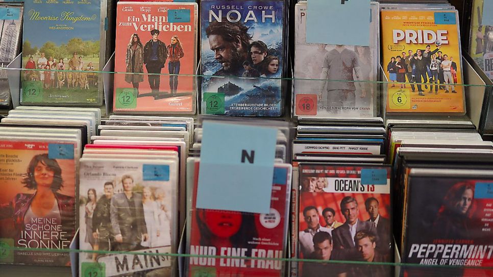 Viele DVDs in einer Bücherei (Quelle: imago images / Steffen Schellhorn)