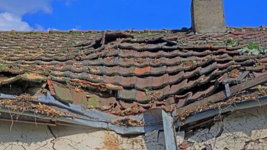 Das Dach eines Hauses wurde von einem Sturm eingedrückt (Quelle: imago images / Gottfried Czepluch)