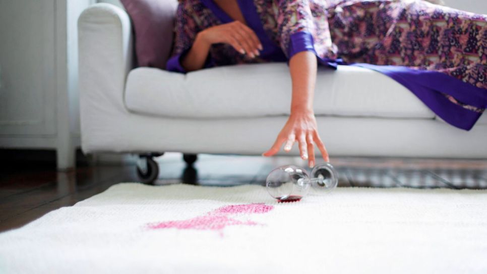 Rotweinfleck auf einem weißen Teppich (Quelle: imago images / ingimages)