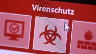 Virenschutz-Logo auf dem Bildschirm eines Laptops (Quelle: imago images/Christian Ohde)
