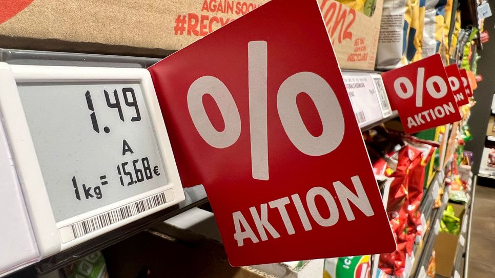 Rote Aktionsschilder mit dem Prozentzeichen neben Preisschildern in einem Supermarkt (Quelle: IMAGO / mix1)
