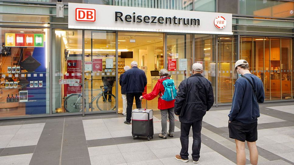 Menschen stehen in einer Schlange vor dem Deutsche Bahn Reisezentrum im Bahnhof Südkreuz in Berlin (Quelle: IMAGO / Stefan Zeitz)