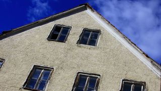 Sanierungsbedürftige Fenster an einem Haus (Quelle: imago images/Panthermedia)