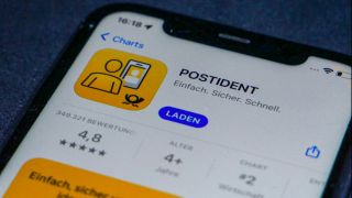 Die Postident-App auf dem Smartphone (Quelle: imago images/Rüdiger Wölk)