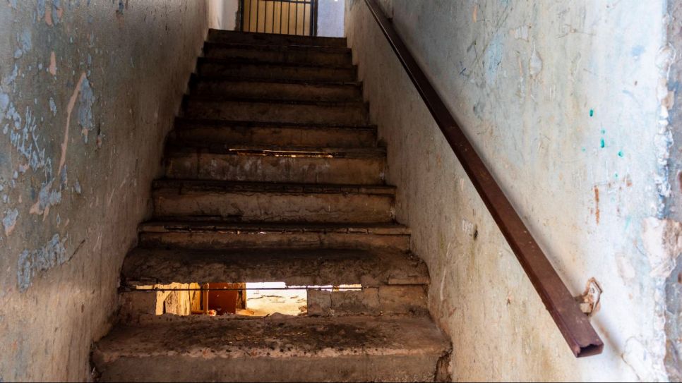 Eine morsche Treppe (Quelle: imago images/Fotoarena)