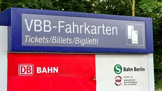 Ein Fahrkartenautomat des Verkehrsverbund Berlin-Brandenburg (Quelle: IMAGO / mix1)