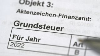 Grundsteuer-Formular für das Jahr 2022 (Quelle: picture alliance/dpa | Bernd Weißbrod)