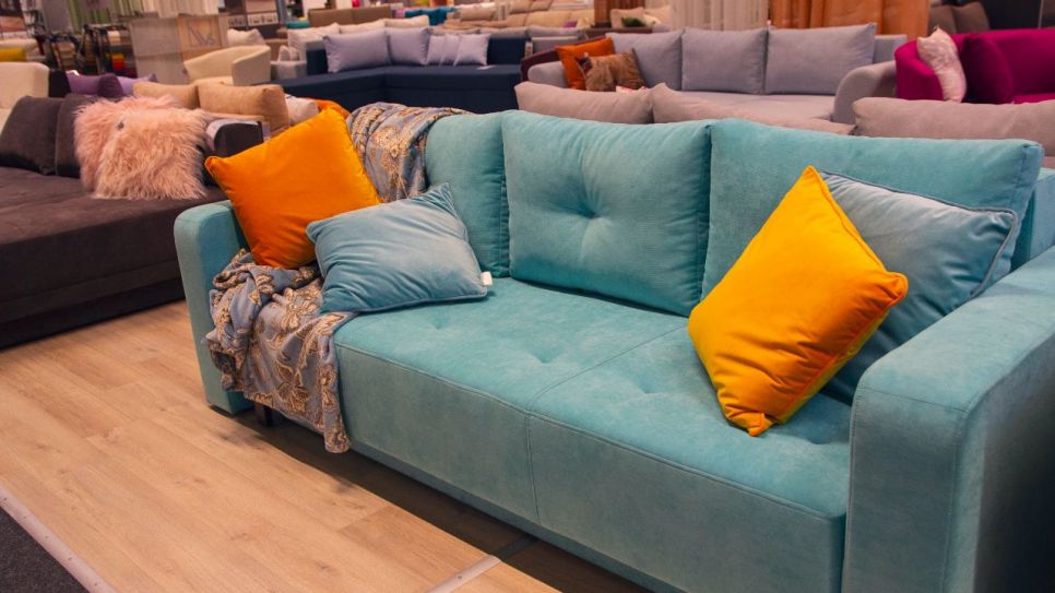 Sofa in einem Möbelhaus (Quelle: imago images/Pond5 Images)