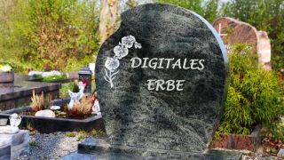 Ein Grabstein mit der Aufschrift "Digitales Erbe" (Quelle: imago images/agefotostock)