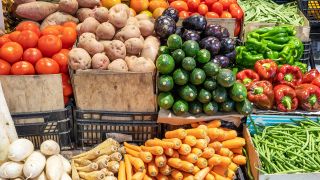 Verschiedene Gemüsesorten in der Auslage eines Supermarktes (Quelle: IMAGO / Zoonar)