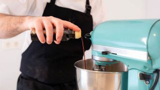 Ein Mann arbeitet mit einer Küchenmaschine (Quelle: imago images/imagebroker)