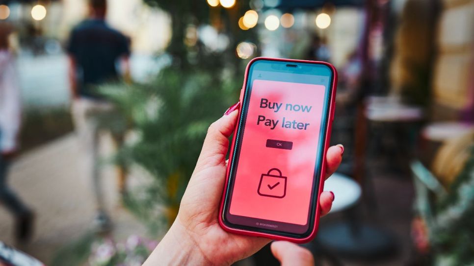 Auf einem Smartphone-Display stehen die Worte "Buy now pay later" (Quelle: imago images/Pond5 Images)