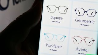 Ein Onlineshop für Brillen ist auf dem Smartphone aufgerufen(Quelle: imago images/Zoonar)