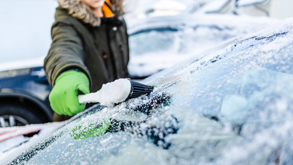 Warmes Wasser oder Enteiserspray: Was hilft bei einer zugefrorenen Autotür?