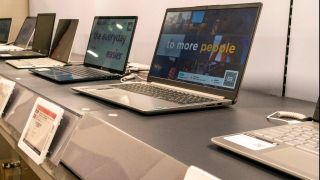 Laptops in einem Geschäft (Quelle: imago images/Levine-Roberts)